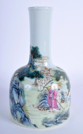AN EARLY 20TH CENTURY CHINESE FAMILLE ROSE MALLET VASE