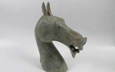 ASIE. Chine. Tête de cheval en bronze. H 17 cm. Dans la tradition des Han....