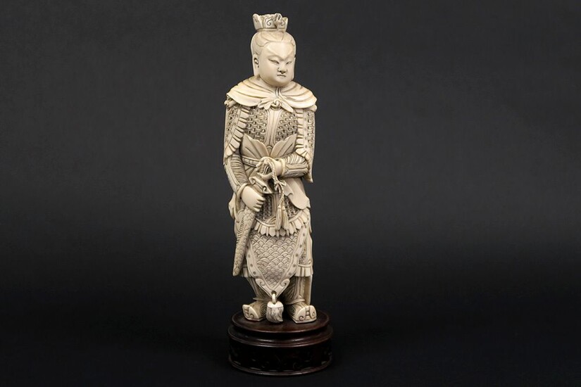 Ancienne sculpture chinoise en ivoire : "Krijger in vol ornaat" - hauteur : 26 cm...