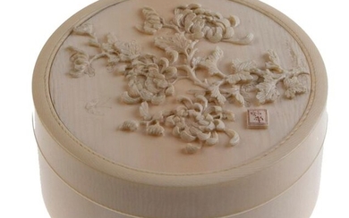 Asia / Asiatica - Ivory lidded box with chrysanthemum carvings on the lid and signed, Japan, circa 1920 - Diam. 11 cm