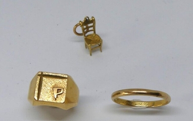 BATCH in yellow gold comprising a HORSE monogrammed "P", an ALLIANCE and a PENDELOQUE in the shape of a chair. Weight 10,58 g