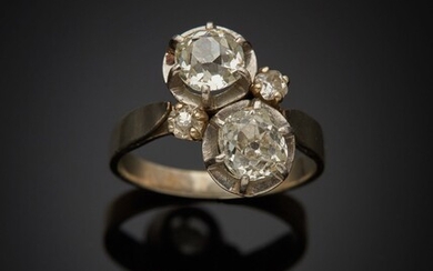 Bague croisée en or gris 18K 750‰, sertie de deux diamants de taille ancienne de...