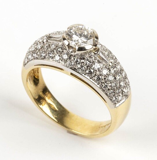 Bague en or et diamants, marque SALVINIOr jaune et blanc 18k, sertie d'un diamant central...