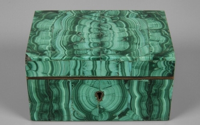 Boîte à couvercle en malachitevers 1910, boîtier en bronze massif, finement recouvert de plaquettes de...