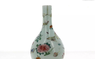 CHINE, fin du XIXe - début du XX siècle Petit vase en porcelaine