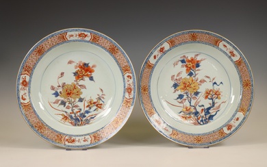 China, a pair of Imari porcelain dishes, 18th century