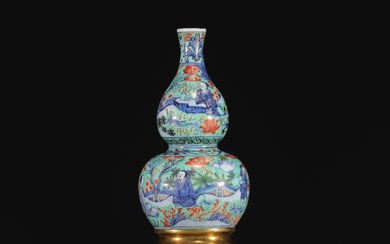 Chine - Vase double gourdes en porcelaine à décor de personnages, monture en bronze doré,...