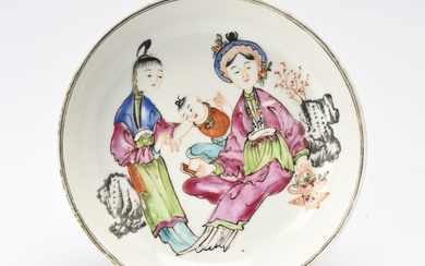 Chine, fin XVIIIe siècle, Coupe creuse en porcelaine et émaux de la famille rose à...