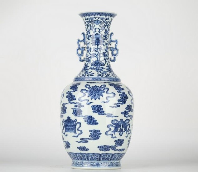 Chinese blue and white glazed Porcelain vase, 18th century