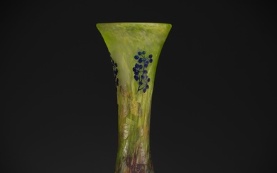 DAUM Nancy - Grand vase en verre multicouche à décor dégagé à l'acide de baies...