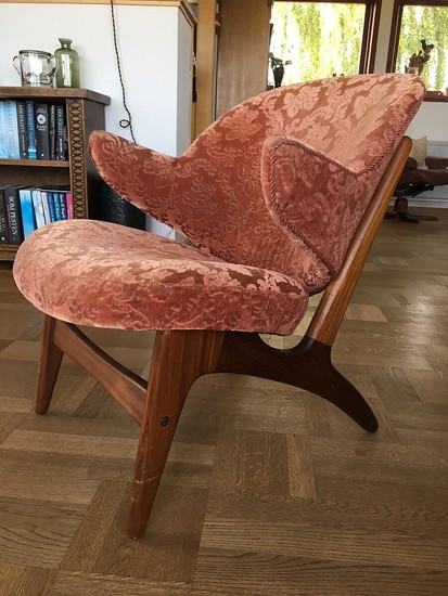 Danish furniture design: Armchair with teak frame, upholstered with patterned fabric. 1950s. H. 70 cm. W. 60 cm.