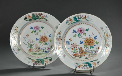 Deux grands plats formant paire en porcelaine... - Lot 196 - Daguerre
