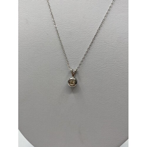 Diamond Pendant in 18ct Gold on a 9ct Gold Chain, 1.3g, 44cm...