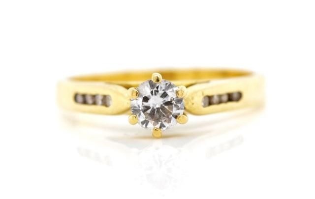 Diamond set 18ct yellow gold ring marked 750. Approx 6x chan...