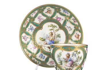 Gobelet bouillard en porcelaine, marque Sèvres XVIIIe. Décor de fillette avec oiseau