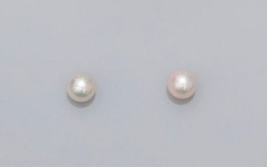 Gold ear chips, 750 MM, each decorated with a Japanese cultured pearl, diameter 7.5 / 8 mm, weight : 2.05gr. gross.