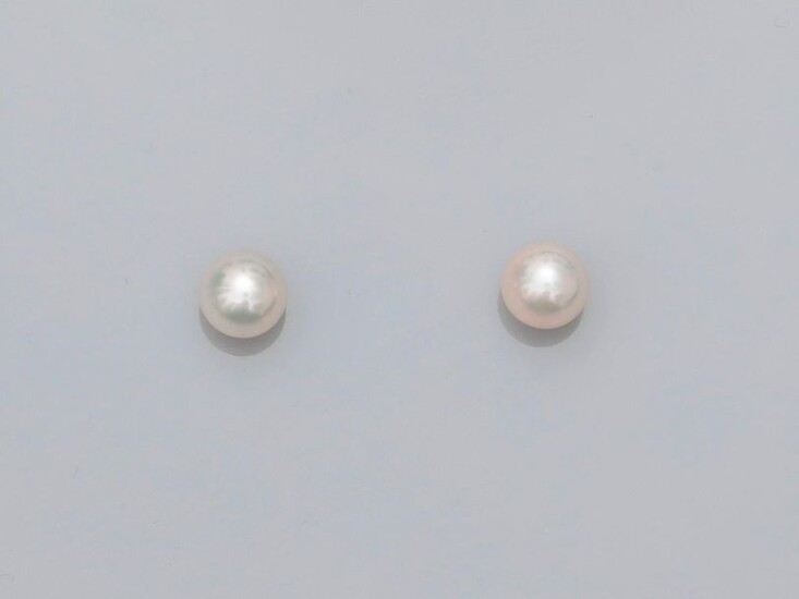 Gold ear chips, 750 MM, each decorated with a Japanese cultured pearl, diameter 7.5 / 8 mm, weight : 2.05gr. gross.