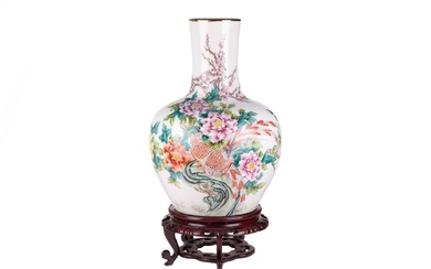 Grand vase balustre en porcelaine de Chine de style XVIIIe siècle, famille rose, XXe siècle,...