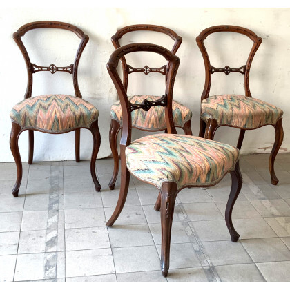 Gruppo di quattro sedie filettate, schienale intarsiato a vaso biansato, gambe a sciabola (difetti)
