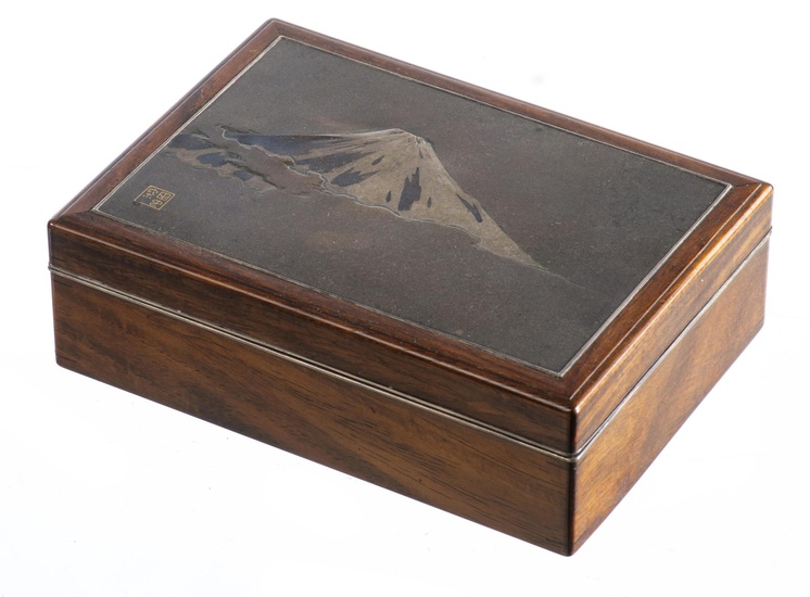 JAPON - Boîte en palissandre à plat du couvercle en argent gravé du Mont Fuji, époque Meiji
