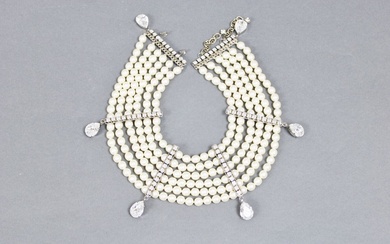 Jacqueline de Ribes Collier ras du cou, 6 rangs de perles et strass en forme...