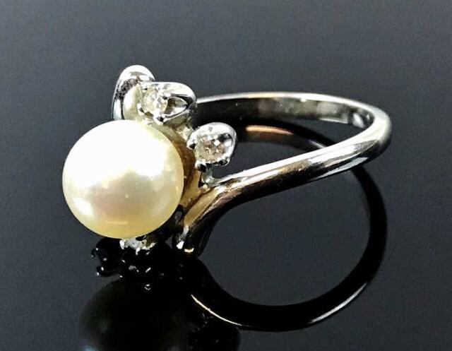 Ladies 14K Gold Diamond and Pearl Ring