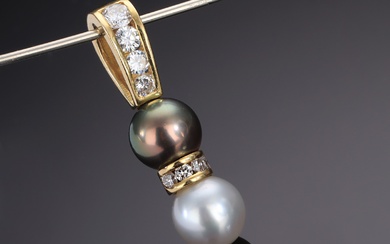 Large diamond and pearl pendant of 18 kt. gold, a total of approx. 1.07 ct.