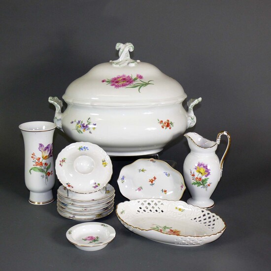 Lot mixte de porcelaine de Meissen (milieu du 20e siècle), décor floral coloré ; marque...
