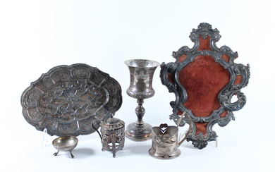 Lotto composto da diversi antichi oggetti in argento e metallo argentato tra cui un cornice traforata ed un vassoietto di…