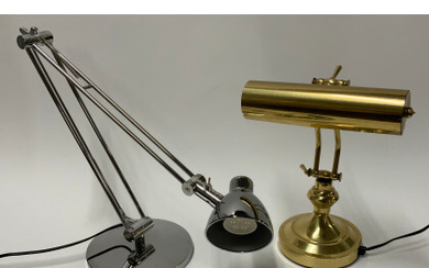 Lotto composto da due lampade da tavolo di cui una in metallo dorato e una in metallo cromato di produzione...