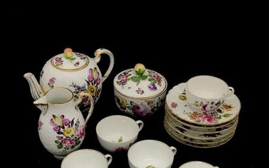 MEISSEN, porcelain service composed of 6 cups with painted decoration...
