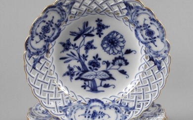 Meissen quatre assiettes ajourées "motif oignonmarque d'épée à pommeau bleu clair sous verre 1860-1888, 1er...