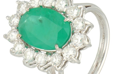 No Reserve - 14K Witgouden entourage ring bezet met ca. 2.59 ct. smaragd. en diamant.