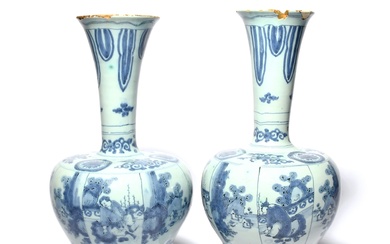 Paire de grands vases de Delft, vers 1700, de forme chinoise, les corps balustres peints...
