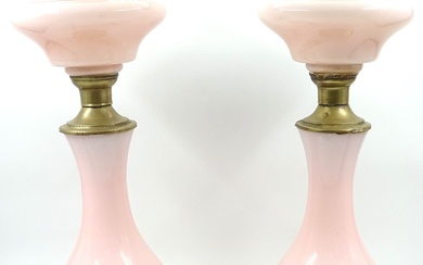 Paire de lampes à pétrole en opaline rose et laiton. 2e moitié du XIXe siècle....