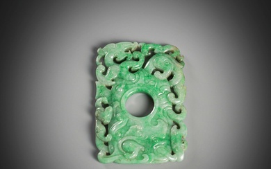 Pendentif en jadéite avec décor de dragon sculpté dans une ouverture - Chine - Selon...