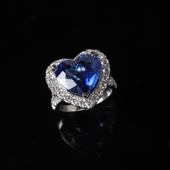 RING in platinum with sapphire 9.20 ct and brilliants 1.427 ct.