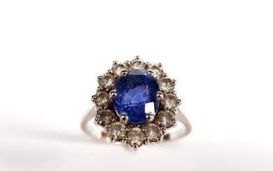 RING in white gold 750 ‰ set with sapphire claws surrounded by diamonds, TDD 58, PB 5.7 g
