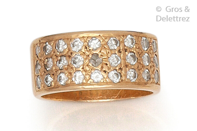 Ring " Jonc " in yellow gold, adorned with a pavé of brilliant-cut diamonds. Tour de doigt : 49. P. Brut : 8 g.