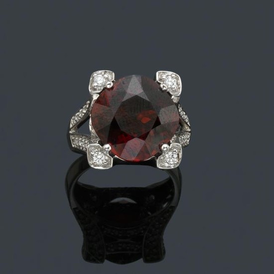 Ring with central round cut garnet and brilliants
