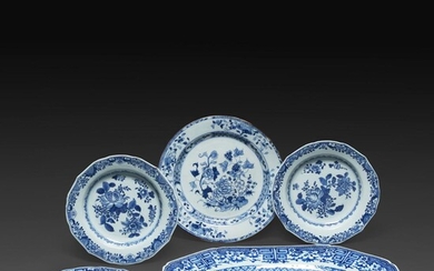 SUITE DE CINQ PORCELAINES DE LA COMPAGNIE DES INDES en porcelaine bleu blanc à décor de fleurs, comprenant une suite de trois a...