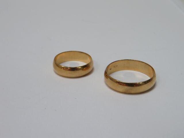 Set of two 18K yellow gold wedding rings. Weight: 9,15 g