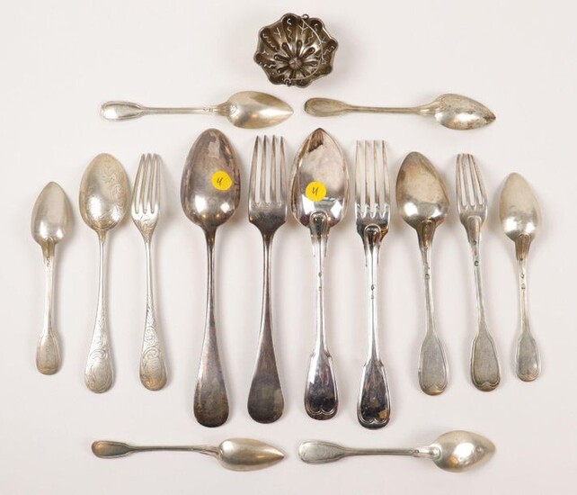 Silver lot including: a net cutlery and a single flat silver cutlery (Minerva). Weight : 326 gr. Six small silver filet spoons (Minerva). Weight : 137 gr. One silver cutlery net with entremet in silver (Vieillard). Weight : 87 gr. One silver foil...