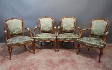 Suite de quatre fauteuils cabriolets de style Louis XV en bois naturel mouluré et sculpté...