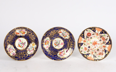 THREE 19TH CENTURY AND LATER PORCELAIN PLATES.
