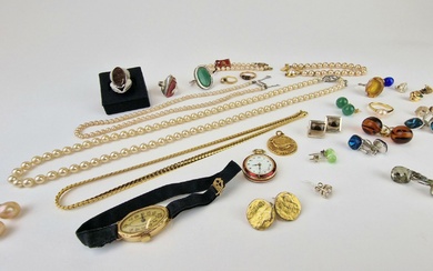 Un ensemble de bijoux fantaisie comprenant : Collier de perles, bagues serties de pierres monture...