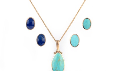 Un pendentif en turquoise et lapis-lazuli et deux paires de boucles d'oreilles, comprenant : un...