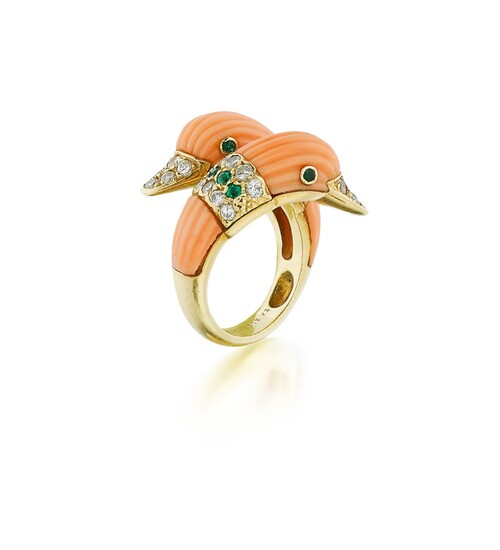 Van Cleef & Arpels | Bague corail, émeraudes et diamants | Coral, emerald and diamond ring