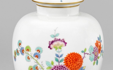 Vase à couvercle avec décor kakiemon Sur un pied rond évasé, corps en forme de...
