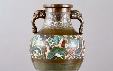 Vase cloisonné, bronze, vers 1900, Chine, anse en forme de créature fabuleuse des deux côtés,...